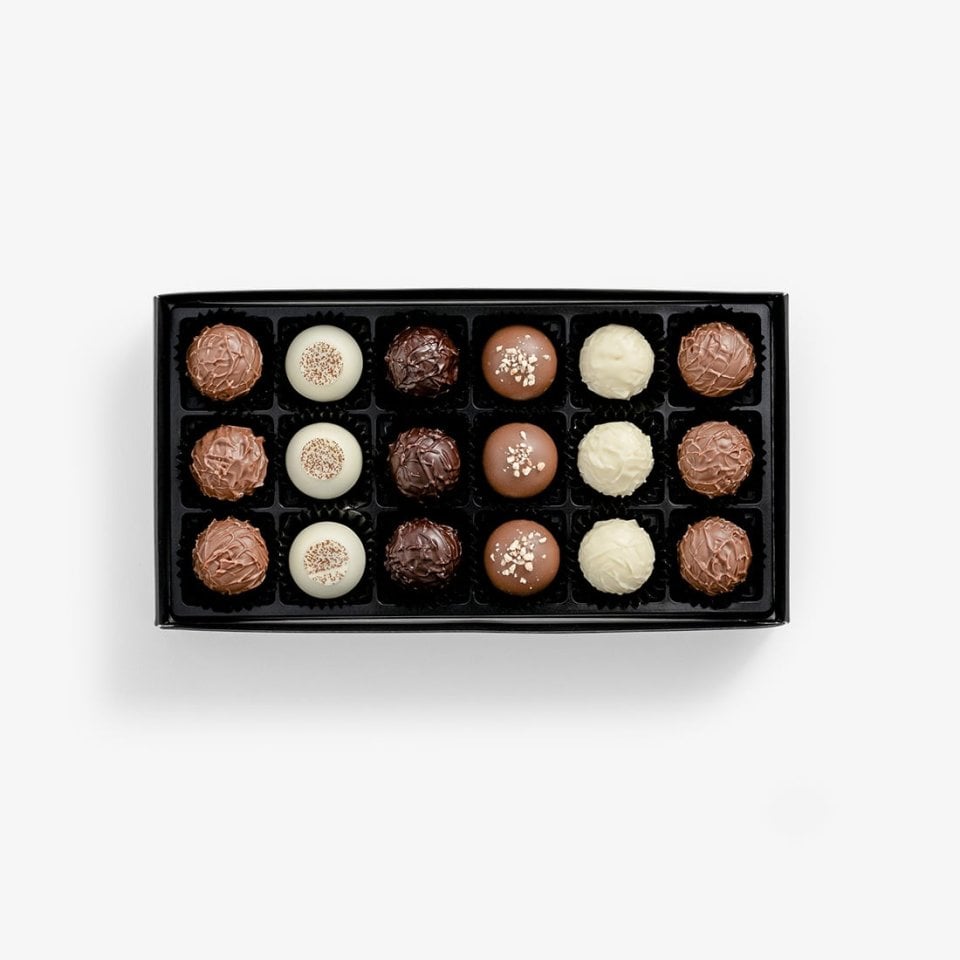 Shop Truffle Selection 18 pcs per box by Läderach