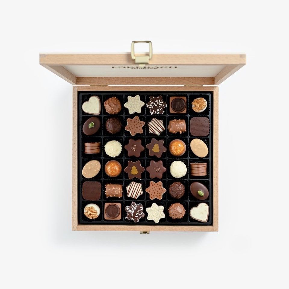 Pralines Christmas assorted 72 pcs per woodbox