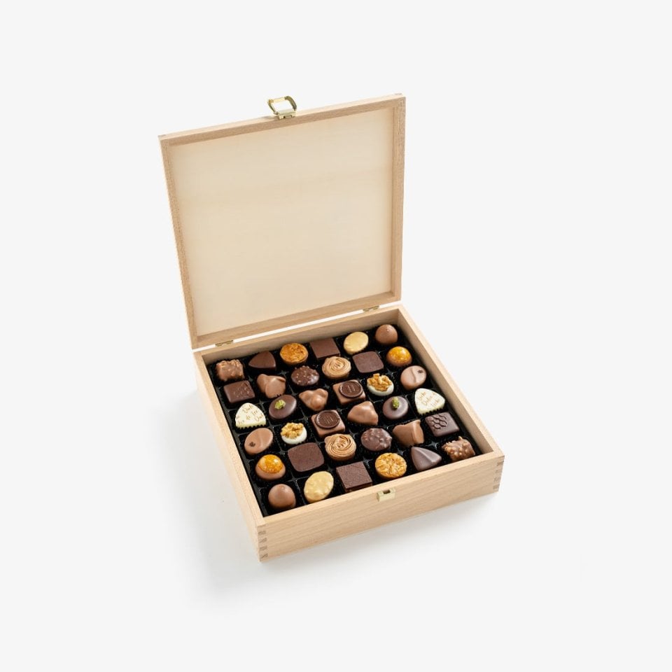 Shop Praline Selection 72 pcs per woodbox by Läderach