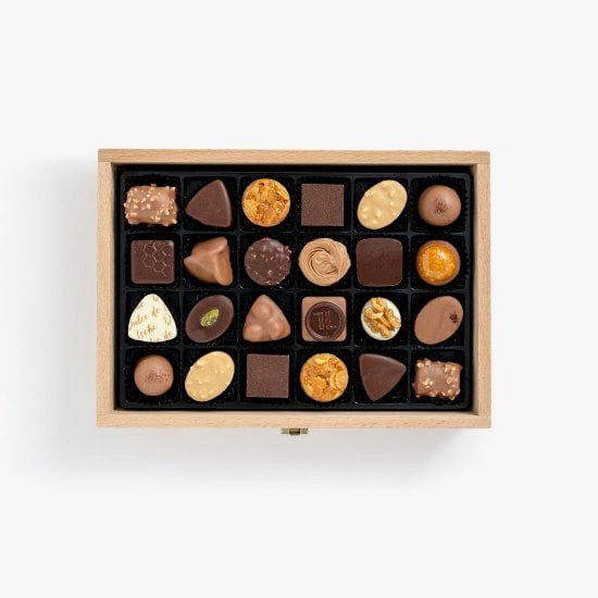 Praline Selection 48 pcs per woodbox