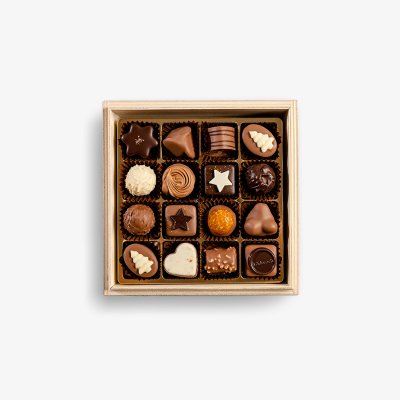 Pralines assorted 32 pieces Christmas Woodbox