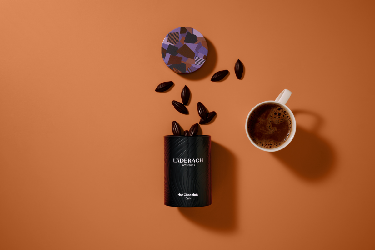 Läderach dark hot chocolate with its chocolate drops and packaging